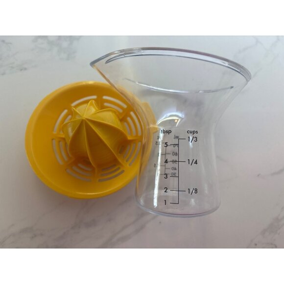 Oxo Small Citrus Juicer With Measuring Cup & Strainer - Picture 1 of 5